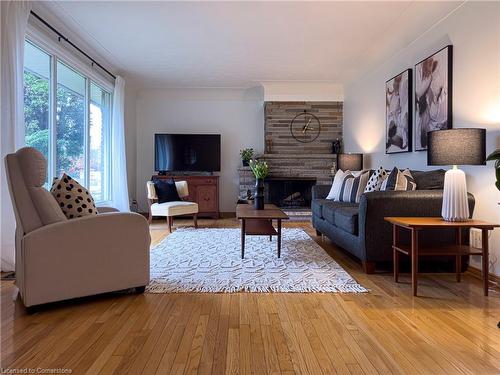 119 Oneida Boulevard, Ancaster, ON - Indoor Photo Showing Living Room