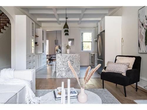 109 East Avenue S, Hamilton, ON - Indoor Photo Showing Living Room