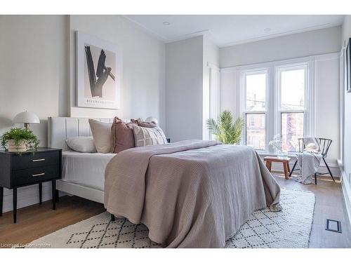 109 East Avenue S, Hamilton, ON - Indoor Photo Showing Bedroom