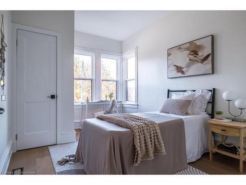 109 East Avenue S, Hamilton, ON - Indoor Photo Showing Bedroom