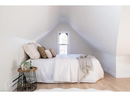 109 East Avenue S, Hamilton, ON - Indoor Photo Showing Bedroom