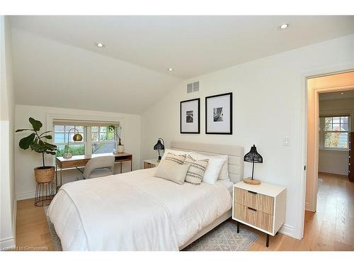 622 Woodland Avenue, Burlington, ON - Indoor Photo Showing Bedroom