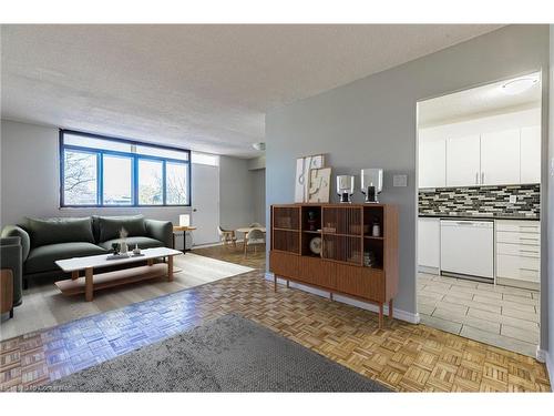 208-770 Hager Avenue, Burlington, ON - Indoor Photo Showing Living Room