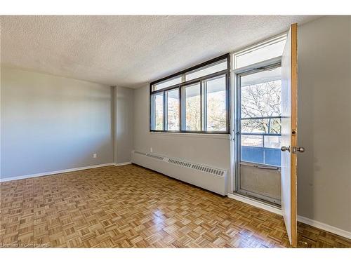 208-770 Hager Avenue, Burlington, ON - Indoor Photo Showing Other Room