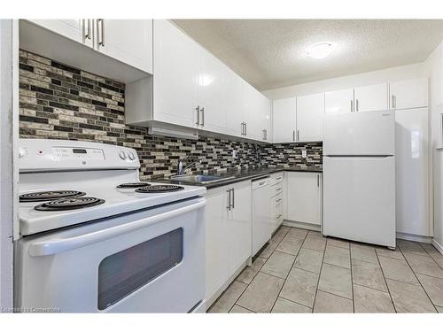 208-770 Hager Avenue, Burlington, ON - Indoor Photo Showing Kitchen