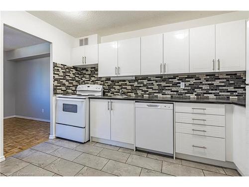 208-770 Hager Avenue, Burlington, ON - Indoor Photo Showing Kitchen