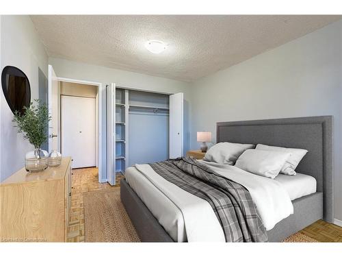 208-770 Hager Avenue, Burlington, ON - Indoor Photo Showing Bedroom