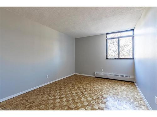 208-770 Hager Avenue, Burlington, ON - Indoor Photo Showing Other Room