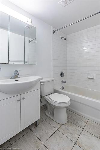 208-770 Hager Avenue, Burlington, ON - Indoor Photo Showing Bathroom