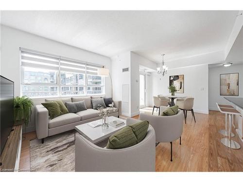 608-399 Elizabeth Street, Burlington, ON - Indoor Photo Showing Living Room