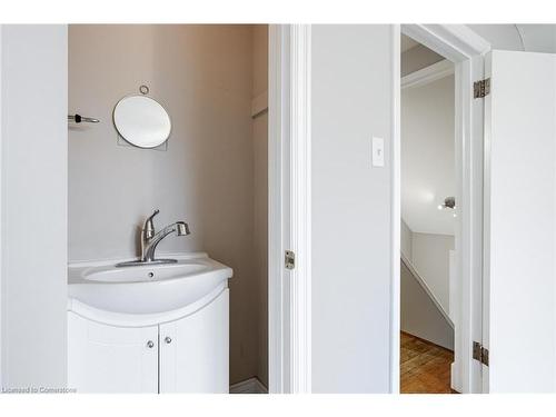 15 Empress Avenue, Hamilton, ON - Indoor Photo Showing Bathroom