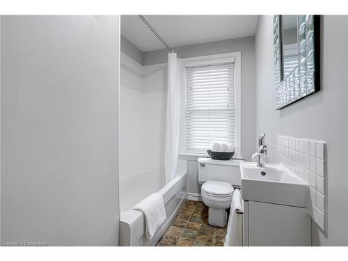 15 Empress Avenue, Hamilton, ON - Indoor Photo Showing Bathroom