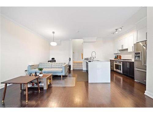 11-4080 Parkside Village Drive, Mississauga, ON - Indoor Photo Showing Kitchen With Upgraded Kitchen