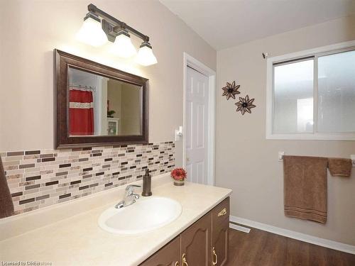 79 Broughton Avenue, Hamilton, ON - Indoor Photo Showing Bathroom