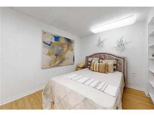 697 George Street, Burlington, ON - Indoor Photo Showing Bedroom