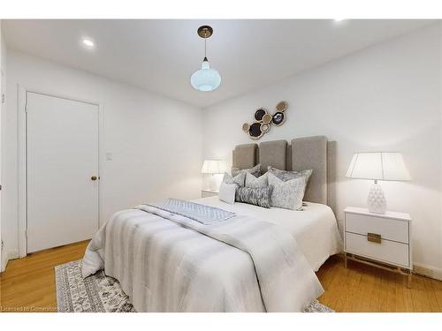 697 George Street, Burlington, ON - Indoor Photo Showing Bedroom