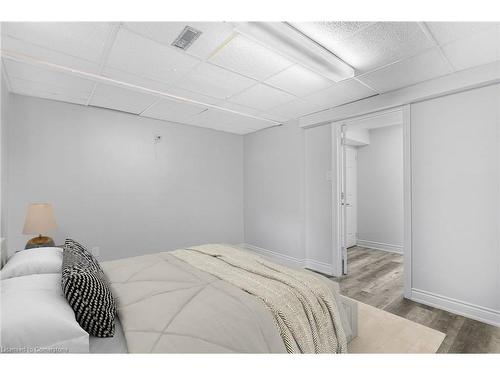 19 Driftwood Place, Stoney Creek, ON - Indoor Photo Showing Bedroom