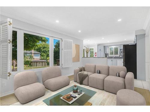 19 Driftwood Place, Stoney Creek, ON - Indoor Photo Showing Living Room