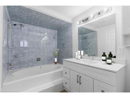 19 Driftwood Place, Stoney Creek, ON - Indoor Photo Showing Bathroom