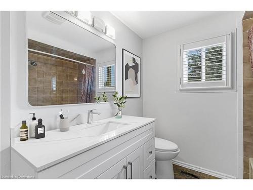 19 Driftwood Place, Stoney Creek, ON - Indoor Photo Showing Bathroom