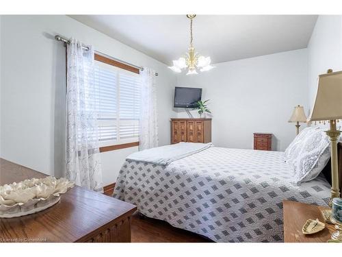 97 Strathearne Avenue, Hamilton, ON - Indoor Photo Showing Bedroom