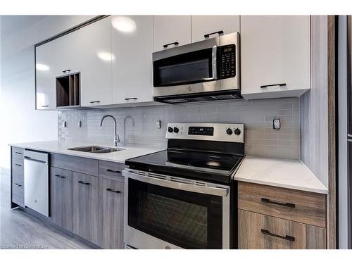 2306-49 Walnut Street S, Hamilton, ON - Indoor Photo Showing Kitchen With Double Sink With Upgraded Kitchen