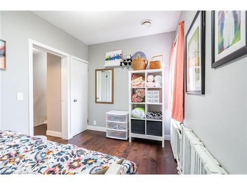 166 Catharine Street N, Hamilton, ON - Indoor Photo Showing Bedroom