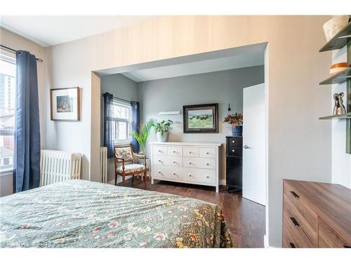 166 Catharine Street N, Hamilton, ON - Indoor Photo Showing Bedroom