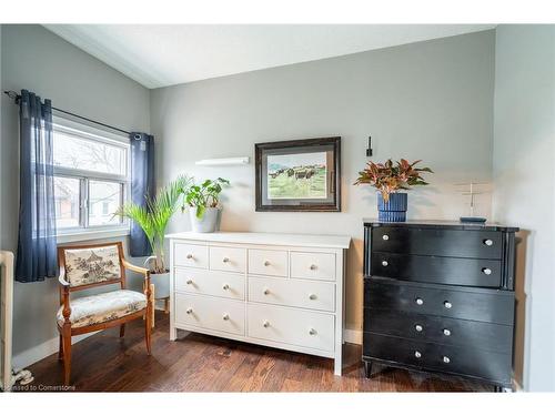 166 Catharine Street N, Hamilton, ON - Indoor Photo Showing Bedroom