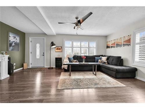 77 Argyle Street S, Caledonia, ON - Indoor Photo Showing Living Room