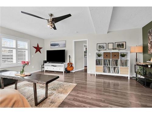 77 Argyle Street S, Caledonia, ON - Indoor Photo Showing Living Room