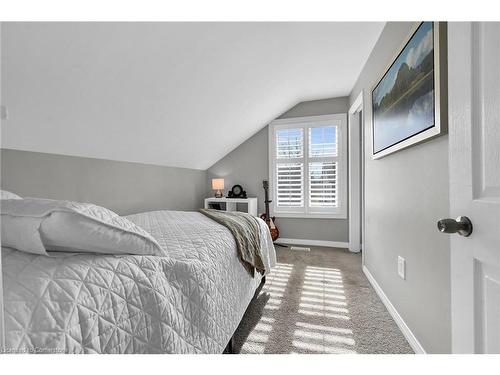 77 Argyle Street S, Caledonia, ON - Indoor Photo Showing Bedroom