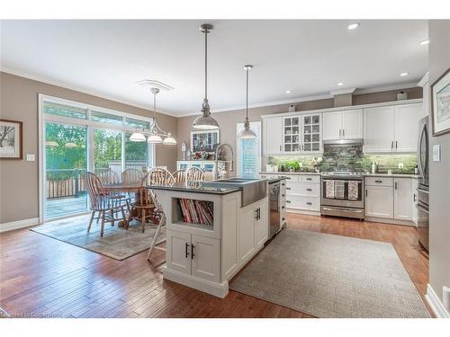 22 Martha Court, Fenwick, ON - Indoor Photo Showing Kitchen With Upgraded Kitchen