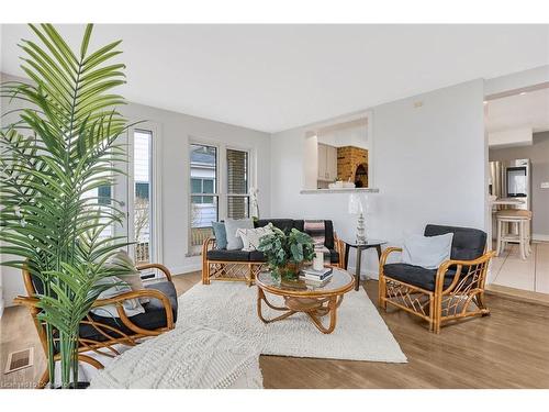 61 Blossom Avenue, Brantford, ON - Indoor Photo Showing Living Room