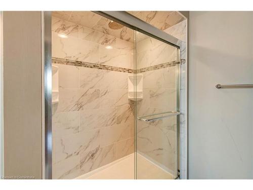 Upper-2141 Cleaver Avenue, Burlington, ON - Indoor Photo Showing Bathroom