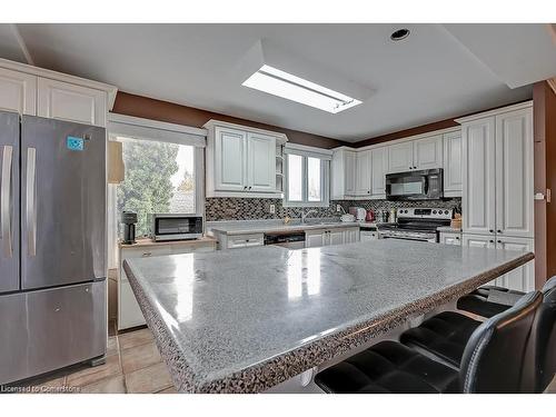 1326 Consort Crescent, Burlington, ON - Indoor Photo Showing Kitchen With Upgraded Kitchen