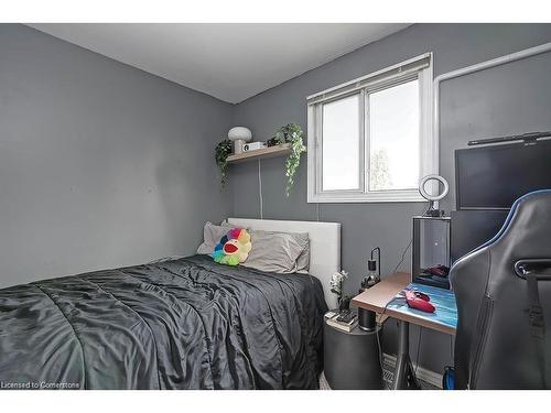 1326 Consort Crescent, Burlington, ON - Indoor Photo Showing Bedroom