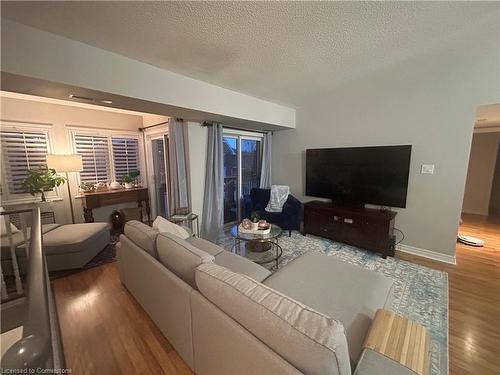 1008-4140 Foxwood Drive, Burlington, ON - Indoor Photo Showing Living Room