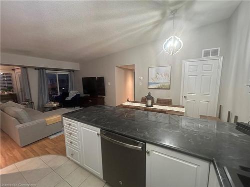 1008-4140 Foxwood Drive, Burlington, ON - Indoor Photo Showing Kitchen