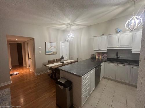 1008-4140 Foxwood Drive, Burlington, ON - Indoor Photo Showing Kitchen