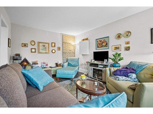 95 Spadina Avenue, Hamilton, ON - Indoor Photo Showing Living Room