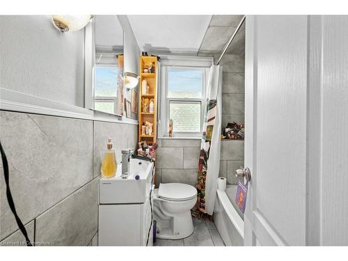 95 Spadina Avenue, Hamilton, ON - Indoor Photo Showing Bathroom