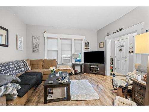 95 Spadina Avenue, Hamilton, ON - Indoor Photo Showing Living Room