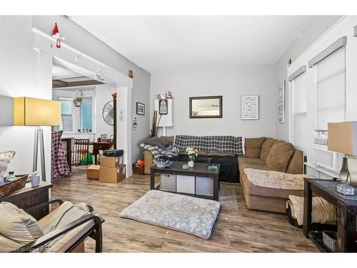 95 Spadina Avenue, Hamilton, ON - Indoor Photo Showing Living Room