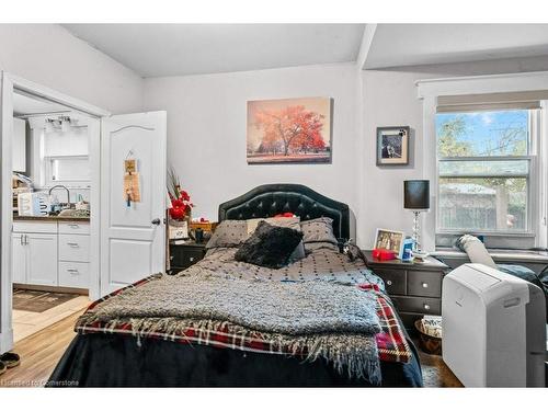 95 Spadina Avenue, Hamilton, ON - Indoor Photo Showing Bedroom