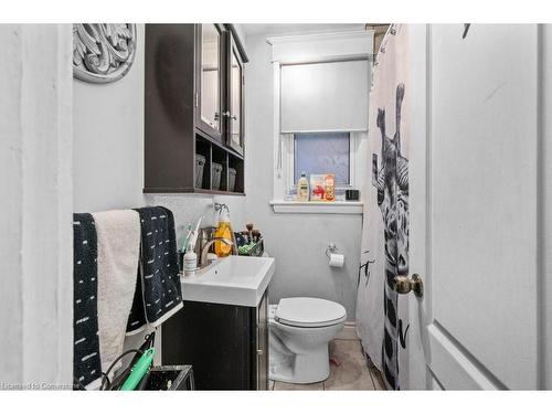 95 Spadina Avenue, Hamilton, ON - Indoor Photo Showing Bathroom