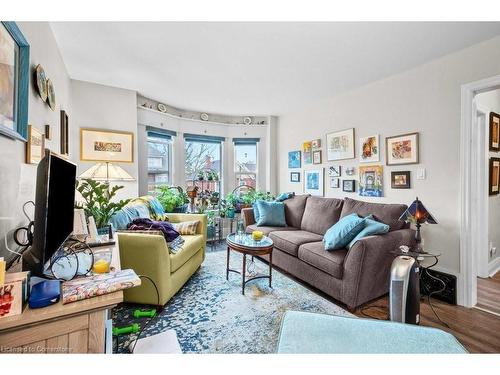 95 Spadina Avenue, Hamilton, ON - Indoor Photo Showing Living Room