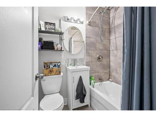 95 Spadina Avenue, Hamilton, ON - Indoor Photo Showing Bathroom