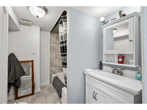 95 Spadina Avenue, Hamilton, ON - Indoor Photo Showing Bathroom