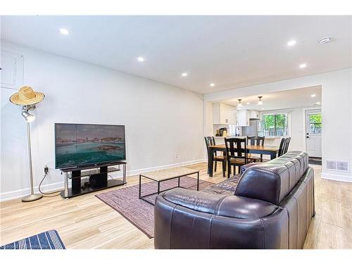 12 Napier Street, St. Catharines, ON - Indoor Photo Showing Living Room